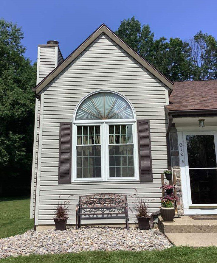 Oriel window with contour grids