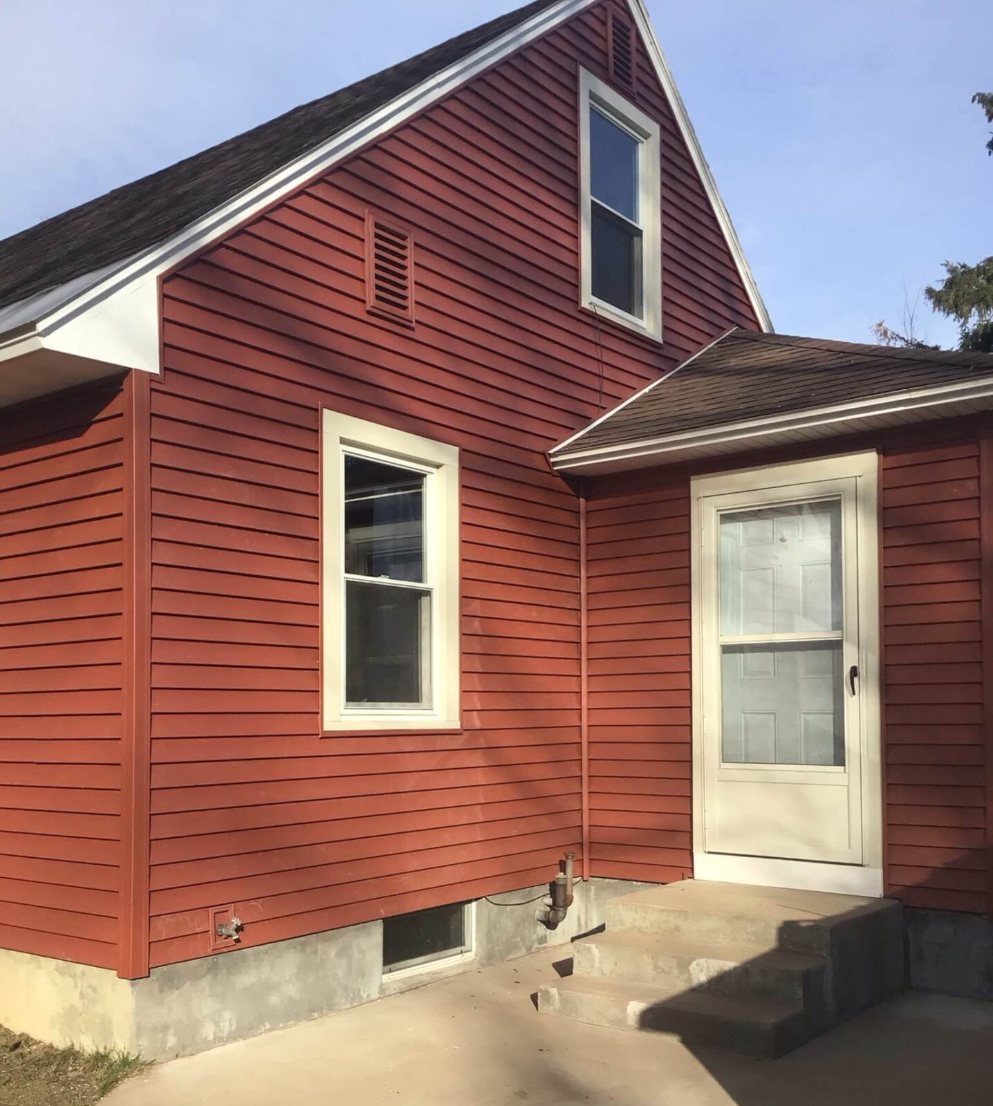 autumn-red-siding-cream-storm-door