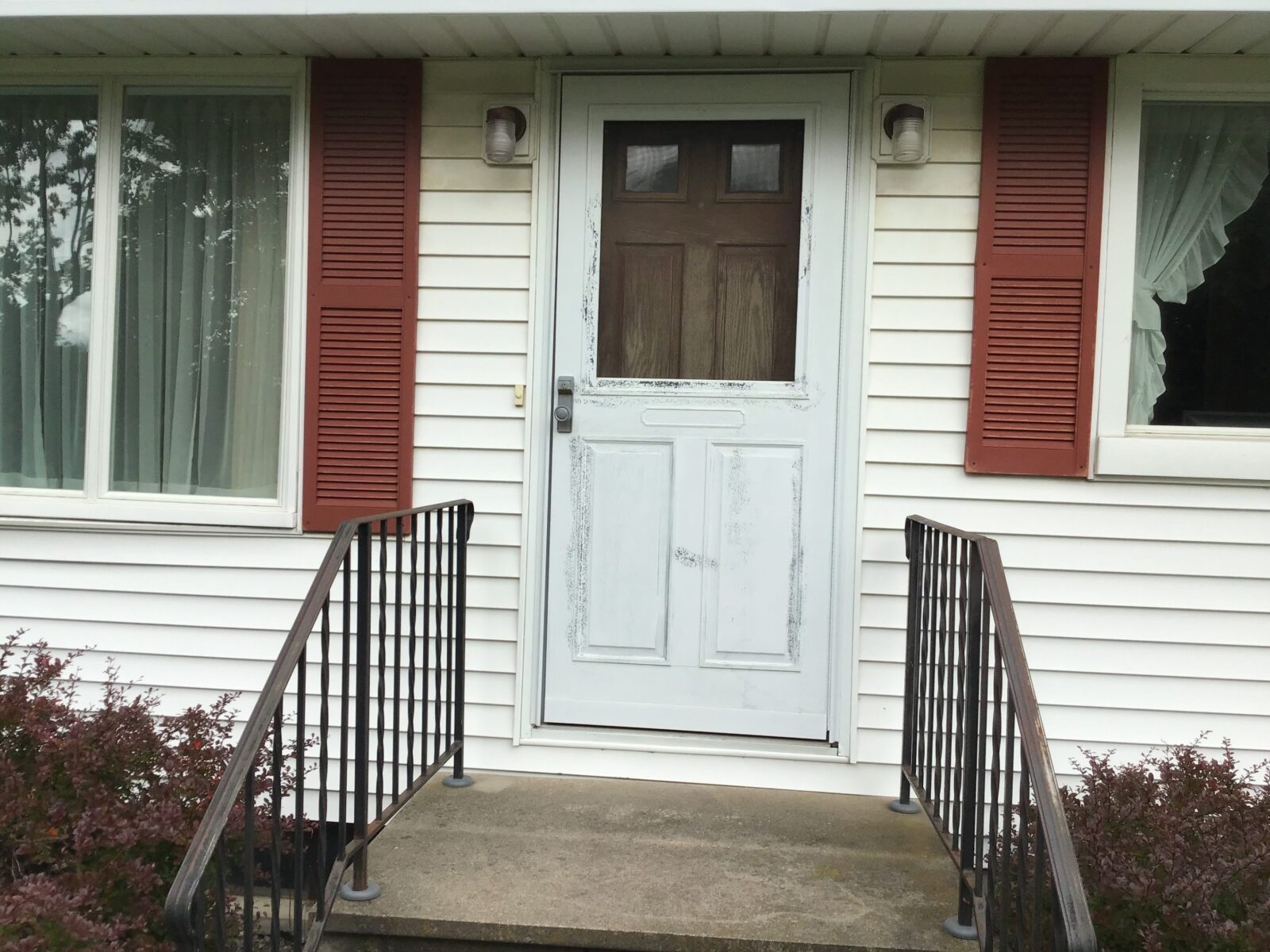 1 Storm Door in Frankfort